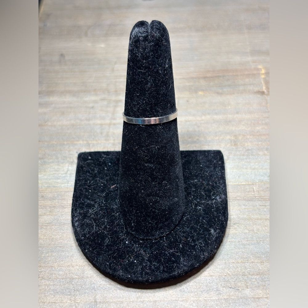 New! Dainty Band Silver Tone Ring Size 6.5 Costume Jewelry Hypoallergenic